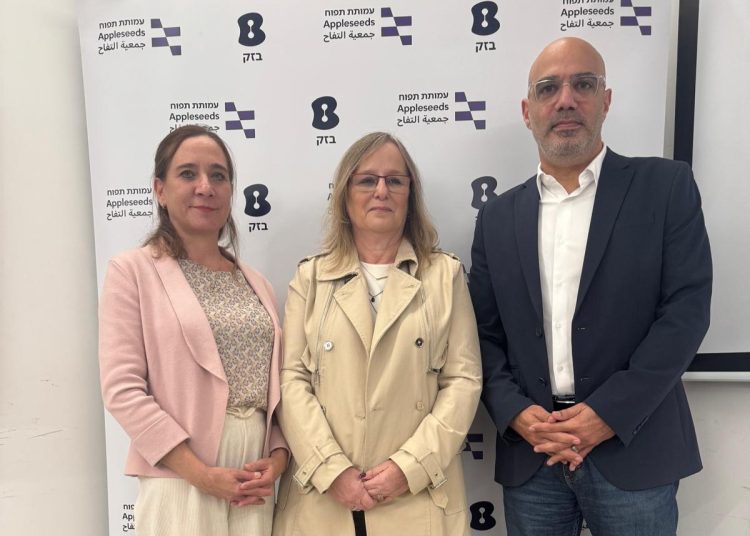 בתמונה: ניר דוד מנכ"ל בזק, משאת פז אלמנתו של קובי פז, ענת צור מנכ"לית תפוח קרדיט צילום: אלעד גוטמן