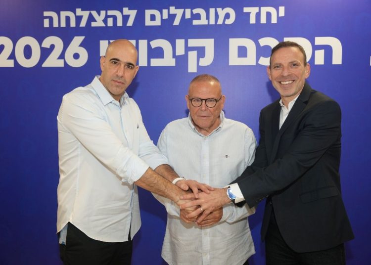 מימין אילן סיגל מנכ"ל פלאפון, ארנון בר-דוד יו"ר ההסתדרות ויחיאל שמן יו"ר ועד העובדים צילום יוני ספיר