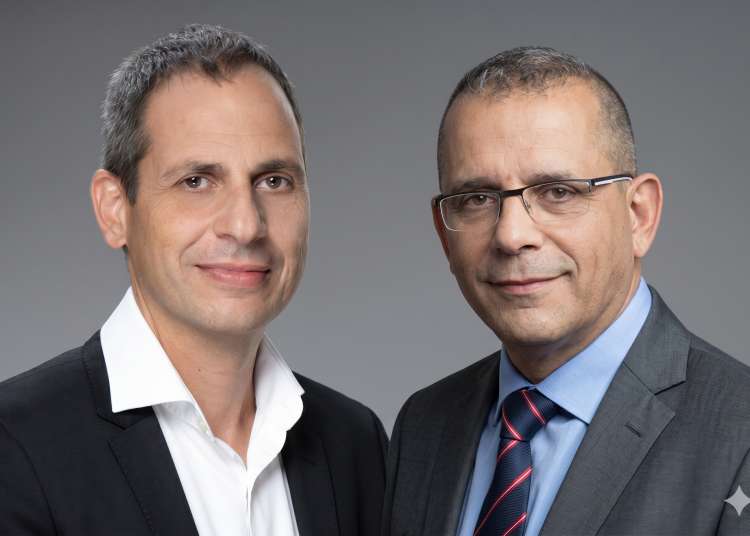 מימין מוטי אלמליח צילום אתר בזק בינלאומי ויוסי חבר מנכ"ל IBC צילום רמי זרנגר