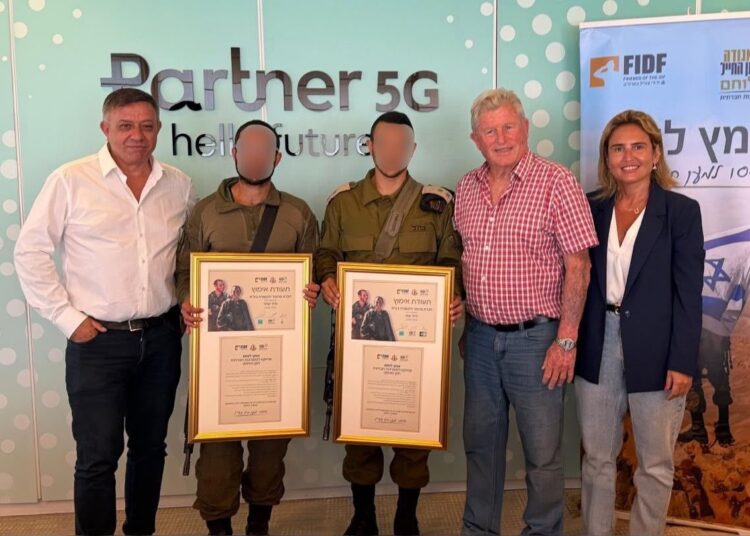בצילום: האלוף במיל' יורם יאיר "ייה" יו"ר האגודה למען החייל
אבי גבאי מנכ"ל קבוצת התקשורת פרטנר. ליאורה קברל אזולאי ראש מחלקת ישראל קרן האגודה למען החייל. סא"ל ד מג"ד גדוד עזוז. רס"ן מ סמג"ד גדוד שחר.
קרדיט יח"צ