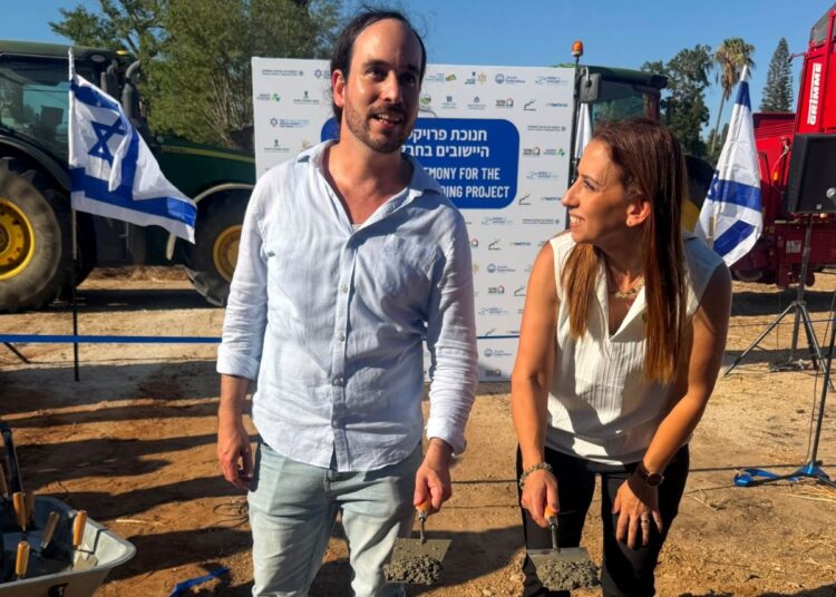 בתמונה: שירי אביב, מנהלת הקהילה בקיבוץ עין השלושה ותום לביא, מנכ"ל "קיבוץ היי טק" מניחים את אבן הפינה לבתים הראשונים להיי טקיסטים בין השלושה