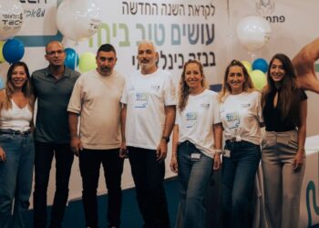 בזק בינלאומי הפכה את החניון למתחם אריזת סלי מזון לקראת החג