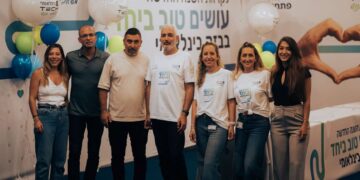בזק בינלאומי הפכה את החניון למתחם אריזת סלי מזון לקראת החג