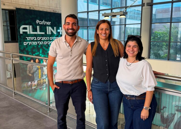 קרדיט צילום יח"צ, בתמונה: הילה אלמוג Sign Now מאיה רדושניסקי סמנכ"לית החטיבה הפרטית בפרטנר, תומר לוי מייסד ויו"ר Sign Now
