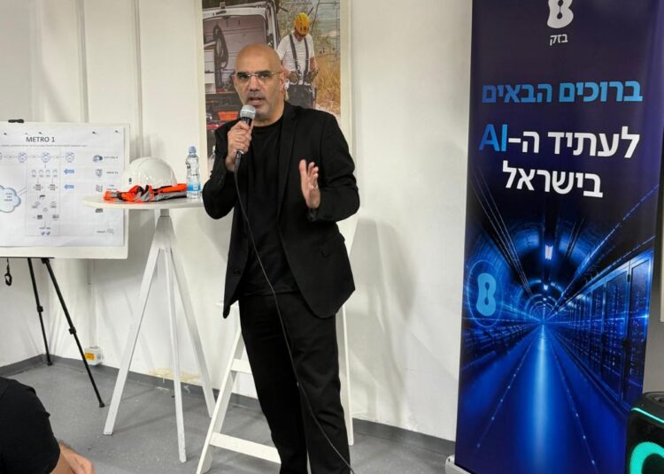 ניר דוד מנכל בזק בסיור במנהרות בזק - קרדיט יחצ בזק